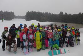 Děti ze ŠSK na snowboardu