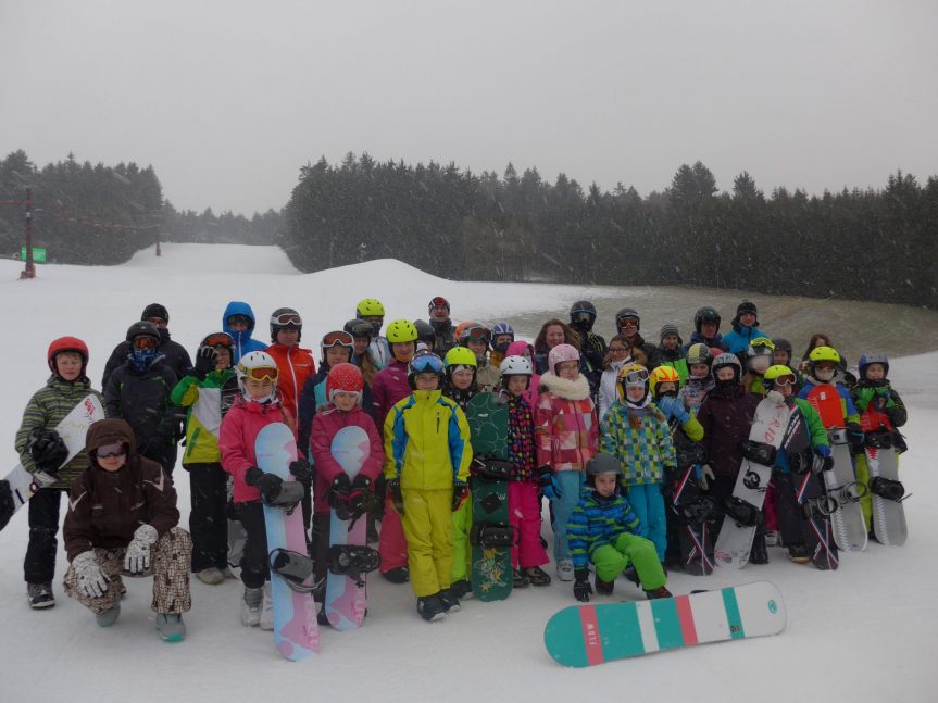 Děti ze ŠSK na snowboardu